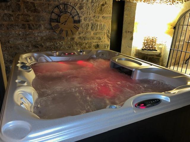 Agreable Chambre D Hote Avec Piscine Et Jacuzzi Thegra Luaran gambar