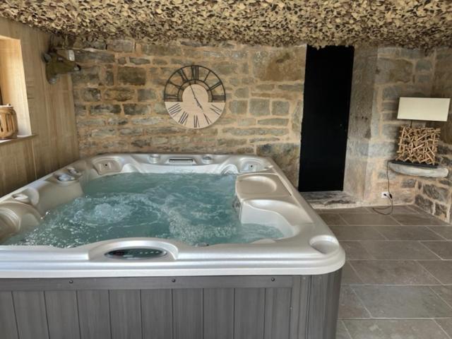 Agreable Chambre D Hote Avec Piscine Et Jacuzzi Thegra Luaran gambar